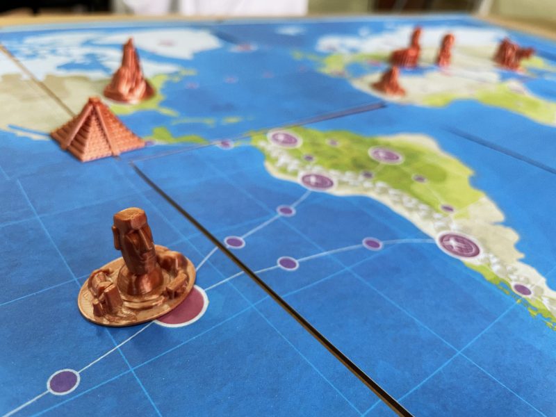 Maqueta de juego de mesa sobre cartografía.